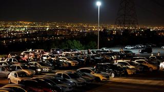 Porsches, palomitas y distanciamiento social en el autocine de Dubái