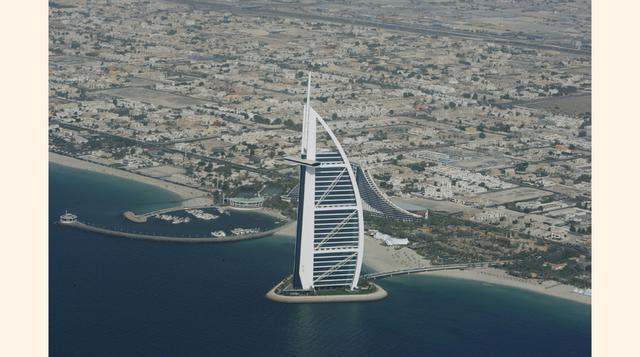 Finalizado en 1999, el hotel está situado en una isla artificial en el Golfo Pérsico.