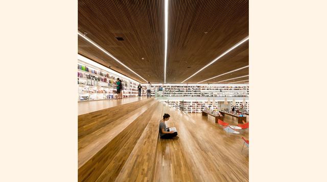 Cultura Bookstore (São Paulo, Brasil). La idea de los arquitectos de Studio MK27 era convertir a la tienda de libros en un lugar donde comprar y también pasar un momento agradable leyendo o conversando. Los autores del proyecto son Marcio Kogan   Diana Ra