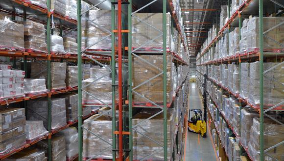 La decisión llega en un momento en que Amazon ha cobrado una mayor importancia en la entrega de productos. (Photo by MANJUNATH KIRAN / AFP)