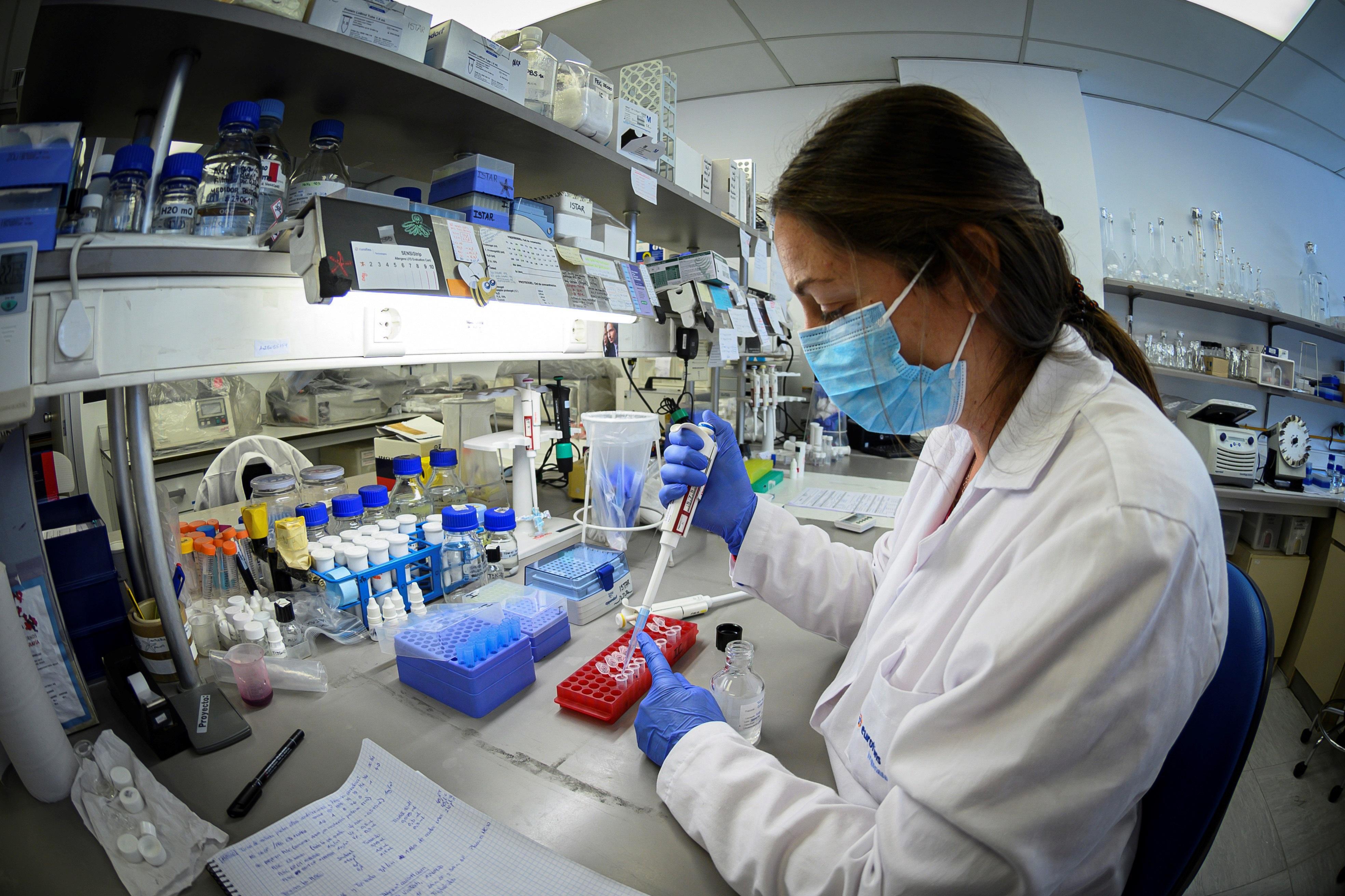 La medida se da en medio de las denuncias de especulación y alza de precios por parte de algunas boticas y farmacias del país. (Foto: EFE)