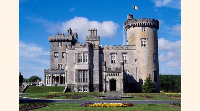 Dromoland Castle, Irlanda. Se cree que el edificio original fue construido en el siglo XV o XVI y adoptó su forma actual en 1835. Ahora el castillo es un lujoso hotel de cinco estrellas que cuenta con un campo de golf. El castillo también tiene un restaur