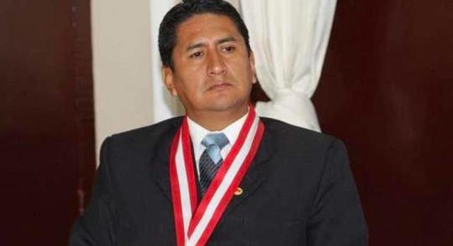 FOTO 3 | 2. Vladimir Cerrón
El gobernador de Junín fue el primer gobernador regional que pasó a la clandestinidad durante la presente gestión. Ello sucedió antes que el 5 de agosto, el Quinto Juzgado Anticorrupción de Junín lo condenara a 4 años y 8 meses de prisión efectiva por los delitos de negociación incompatible y aprovechamiento del cargo, por las irregularidades en la entrega de una obra de saneamiento en La Oroya. (Foto: Andina)