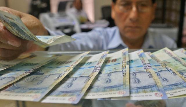 FOTO 3 | 3.      ¿Cómo se calcula el monto? El monto de la CTS, que debe ser depositada por el empleador cada mes de mayo y noviembre, es equivalente al 50% de la suma de la remuneración computable del mes de abril u octubre y 1/6 de la gratificación recibida en el mes de diciembre o julio respectivamente, dependiendo del semestre que se esté calculando. Así por ejemplo, si la remuneración computable de abril 2018 es S/ 1,200 y la gratificación del mes de diciembre 2017 fue S/ 1,200, el depósito por concepto de CTS que debemos realizar en el mes de mayo será equivalente a S/ 700. 

 

Se entiende como remuneración computable a todas las cantidades que regularmente perciba el trabajador, en dinero o en especie (alimentación u algún bien recibido), como contraprestación de su labor y que sean de su libre disposición.

En caso de estar laborando en la empresa en un periodo menor a seis meses, el empleador depositará tanto dozavos como meses laborados y en el caso de fracción de mes, será equivalente a los treintavos.

Para el caso de los comisionistas, y en general quienes perciban remuneración principal imprecisa, la remuneración computable se establece en base al promedio de las sumas percibidas por el trabajador en el semestre respectivo. (Foto: Andina)