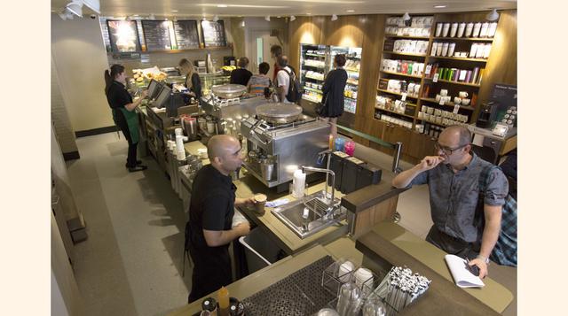 Para el exCEO de Starbucks, Howard Behar, “la magia de Starbucks es que puedes ir y no comprar algo, sólo sentarte, conversar o leer un periódico, y nadie te dirá nada". (Foto: Bloomberg)