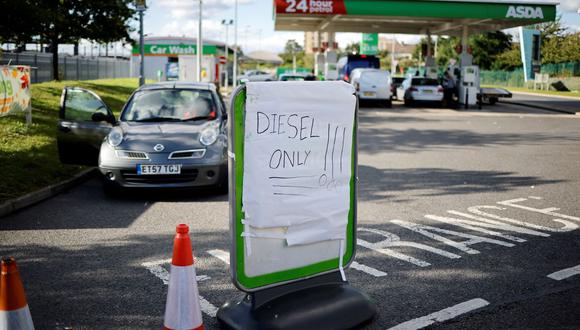Un letrero que dice "¡Solo diesel!" se muestra en la entrada de una estación de servicio en una tienda de supermercados ASDA en Stratford, al este de Londres. (Foto de Tolga Akmen / AFP)