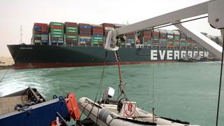 Canal de Suez suspende temporalmente la navegación por buque varado