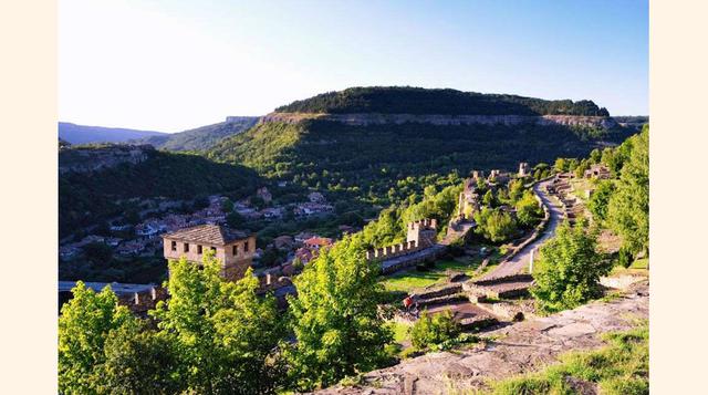 Veliko Tarnovo,a las orillas del río Yantra en el norte de Bulgaría tenemos Veliko Tarnovo, lugar obligatorio para todo aquel que viaje al país báltico. Deberás visitar la Fortaleza de Tsarevet, uno de los monumentos más importantes de la ciudad, así como