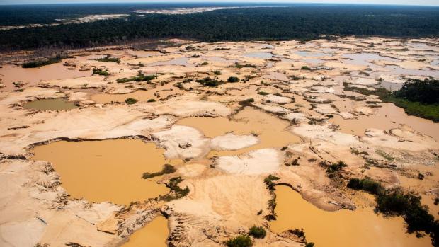 Minas ilegales en La Pampa, Madre de Dios, Perú el 17 de mayo. Foto: Miguel Yovera/Bloomberg