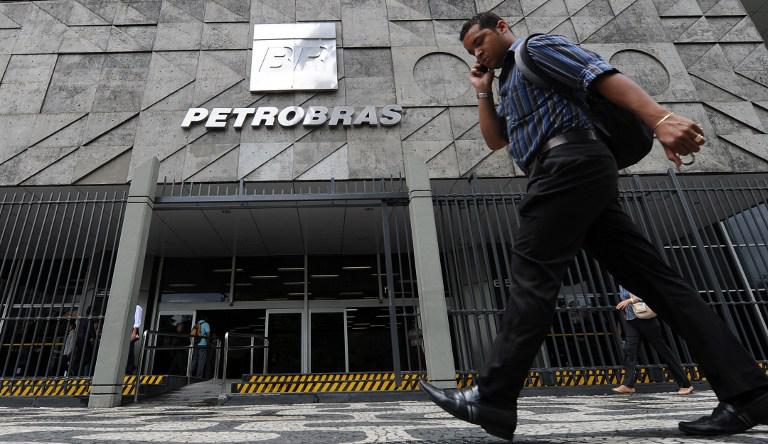 Las acciones de Petrobras cayeron hasta 4.1% a 31.51 reales después del anuncio, la mayor contracción en operaciones intradiarias desde el 6 de noviembre.