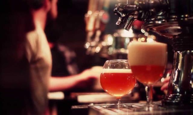 FOTO 2 | 2. Crafting a Nation. Igual que el documental de Jiro Dreams of Sushi, Crafting a Nation describe la dedicación y pasión que deben tener los emprendedores. Lanzado en 2013, Crafting a Nation sigue la historia de varias fábricas de cerveza artesanal alrededor de Estados Unidos, destacando su arduo trabajo, sus luchas y su éxito. La película también explora el impacto positivo que tienen estas cervecerías en sus comunidades empleando a granjeros locales para cosechar ingredientes para sus productos.

Con lo que te quedas: Aunque la pasión y la creatividad son un componente esencial, los dueños de negocios también tienen que buscar la forma de mejorar sus comunidades.