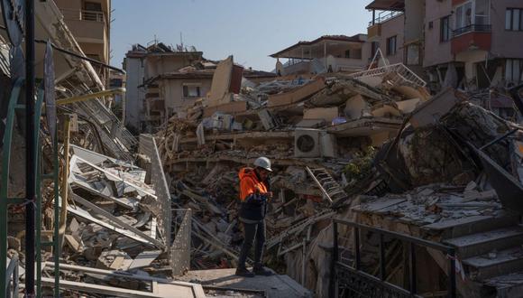 Un rescatista en el lugar donde se derrumbaron edificios residenciales en Hatay, Turquía, el domingo 12 de febrero de 2023.