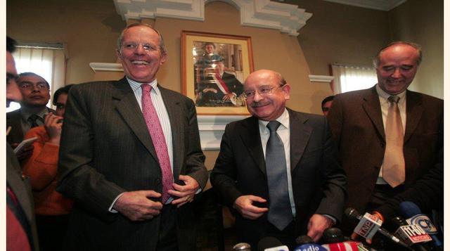 Aquí Pedro Pablo Kuczysnki comparte con Valentín Paniagua Corazao, quien fue el presidente que condujo al país a su plena democratización. Ambos coincidieron en Acción Popular y en los gobiernos de Fernando Belaunde Terry.