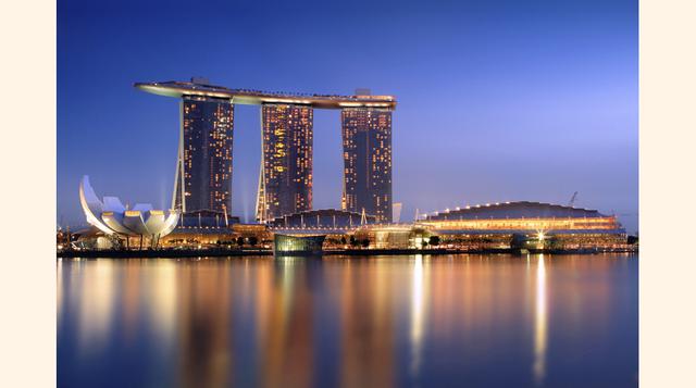 Marina Bay Sands, Singapur. La piscina se encuentra en lo más alto de las tres torres de 57 pisos que conforman el lujoso hotel Marina Bay Sands. (Foto: Forbes)
