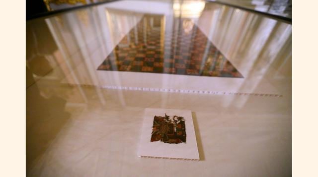 El lote está compuesto por cuatro tejidos Paracas de más de 2,000 años de antigüedad: dos mantos, un poncho y una pieza textil dividida en 25 fragmentos.