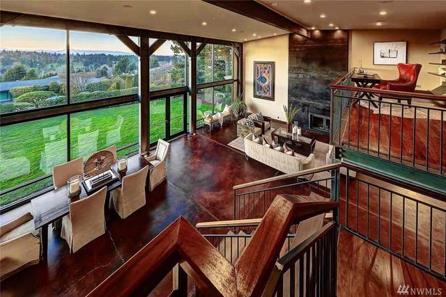 FOTO 8 | En el segundo piso hay un espacio de oficina con vista a la sala de estar.