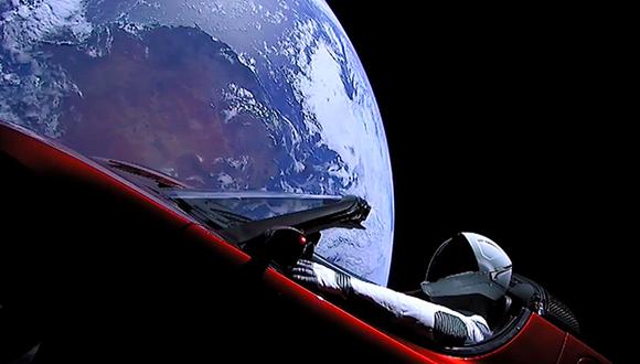 FOTO 1 | El despegue del cohete es parte del proyecto de la empresa Space X, de Elon Musk, que aspira a ofrecer viajes privados a la Luna y Marte. Para esta prueba, el magnate de origen sudafricano envió como carga un auto eléctrico modelo Roadster, de su empresa Tesla, con un maniquí a bordo. En la foto el muñeco aparece en el auto junto a la lejana vista de la Tierra.