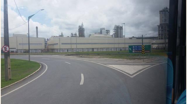 Brasil. La construcción de la refinería de Abreu e Lima de Petrobras terminará pronto y luego de afrontar sobrecostos del 770%, la inversión total del proyecto asciende a US$ 18,000 millones. Procesará 230,000 barriles de petróleo por día.