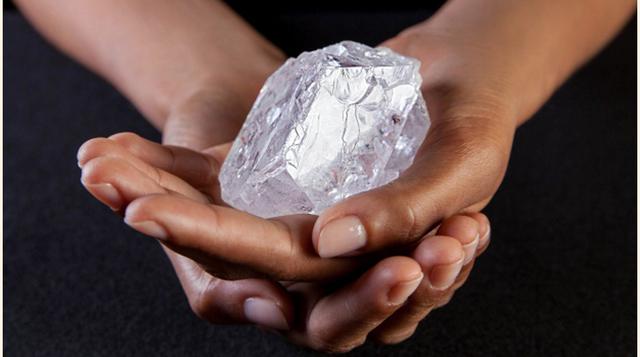 El diamante que subastará Sotheby el próximo 29 de junio fue encontrado en noviembre del 2015 en Botswana, al sur África. Es un poco más pequeño que una pelota de tenis, de 1,109 quilates, y ha sido bautizado como Lesedi la Rona (&#039;Nuestra Luz&#039; e
