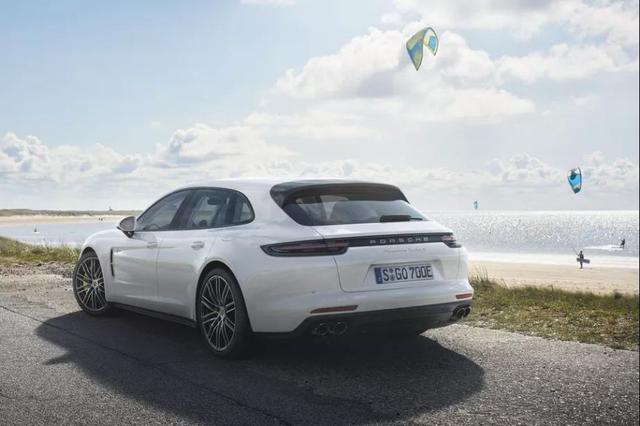 FOTO 6 | En condiciones normales de conducción, el alerón permanece en posición retraída, con un ángulo de -7 grados que Porsche afirma reduce la resistencia y mejora el consumo de combustible. (Foto: Porsche)