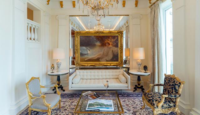 FOTO 1 | The living room at one of the mansions. (Foto: Bloomberg)