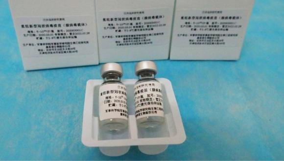 Imagen referencial. Las pruebas clínicas fueron autorizadas por la Administración Nacional de Productos Médicos Una persona muestra una candidata a vacuna contra el coronavirus (COVID-19) en Beijing (China). (Foto: referencial / Reuters)