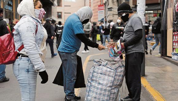 Personas transitan las calles del Centro de Lima y Mesa Redonda. (Foto: GEC)