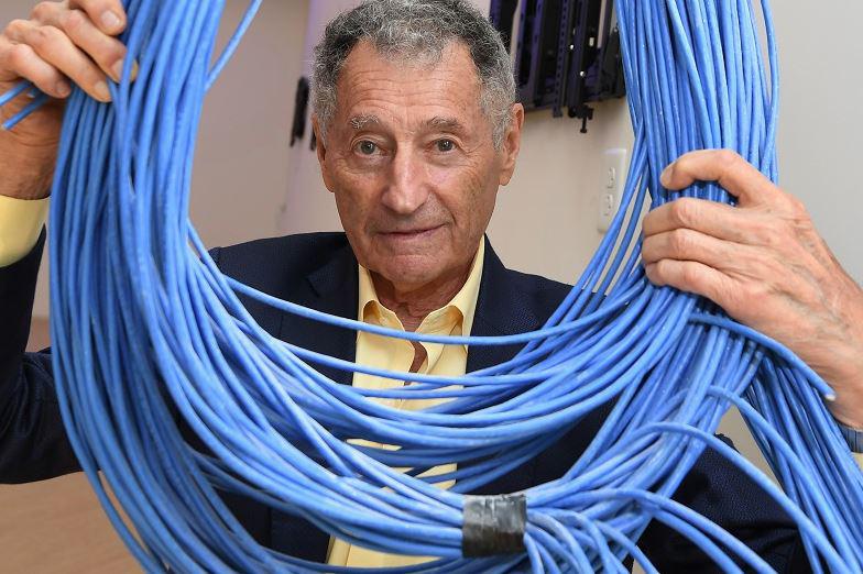 El Dr. Leonard Kleinrock posa en su nuevo laboratorio en construcción en la Universidad de California en Los Ángeles (UCLA) el 24 de septiembre de 2019 en Los Ángeles, California, un mes antes de las celebraciones para conmemorar el 50 aniversario de la creación de Internet. Foto: AFP
