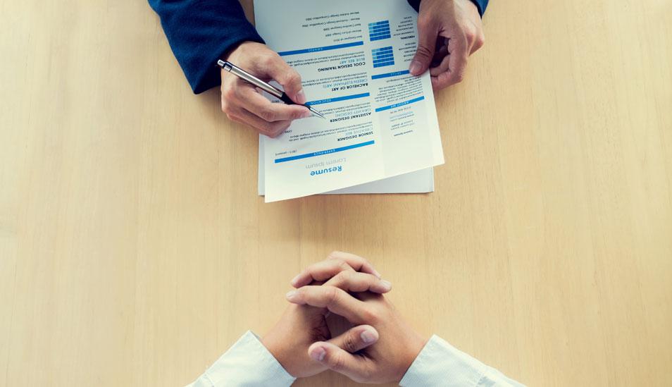 FOTO 2 | 2. Descubre qué necesitas incluir

Los currículos deben tener seis componentes principales: un encabezado e información de contacto, resumen profesional, sección de habilidades, experiencia laboral, educación y experiencia adicional. 

Aquí hay un resumen breve de lo que es cada rubro y consejos sobre cómo aprovecharlos al máximo:

Encabezado e información de contacto: la parte superior de tu currículum (o la que sea la parte más destacada) que contenga tu nombre e información de contacto.

    Consejo profesional:  piénsalo dos veces antes de incluir tu dirección postal. Muchas veces es innecesaria y puede perjudicar tus posibilidades de calificar a una entrevista si vives lejos de donde está el puesto.

Resumen profesional: descripción breve de una a tres oraciones, que resume quién eres, qué haces y por qué eres una buena opción para el trabajo que buscas.

    Consejo profesional: evita las descripciones como "trabajador", "motivado" y demás términos vagos y genéricos. Céntrate en las habilidades y logros que te distinguen.

Habilidades: una lista de las competencias clave que posees y que te ayudarán a hacer el trabajo que estás solicitando.

    Consejo profesional: ¿No te decides sobre qué habilidades incluir? Revisa la descripción del trabajo que buscas para ver qué talentos son las más importantes.

Experiencia laboral: una lista de los diferentes títulos que has obtenido, los lugares en los que has trabajado y los logros que ha logrado.

    Consejo profesional: al escribir estos puntos en viñetas, usa el formato STAR (Situación, Tarea, Acción, Resultado) para no solo describir lo que hiciste en un trabajo anterior, sino qué tipo de impacto tuviste.

Educación: detalles sobre el nivel de preparación que has alcanzado, dónde estudiaste y qué cursaste, entre otros.