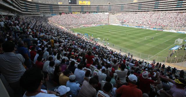 FOTO 4 | 4. Tribunas multicolor. Pese a que el crema y el guinda son los colores de Universitario, las tribunas del colosal estadio presentan una amalgama de colores para evitar que por la televisión se vean las gradas excesivamente vacías, pues para fútbol el recinto solo se llena en ocasiones muy especiales como el clásico ante Alianza Lima. (Foto: GEC)
