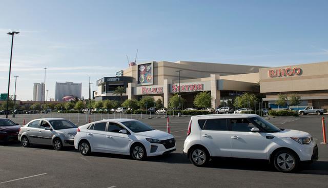 La gente espera en sus autos por donaciones de alimentos en el exterior del hotel y casino Palace Station en Las Vegas, Nevada. (AFP / Bridget BENNETT).
