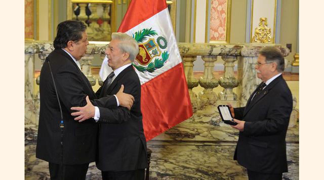 Diciembre de 2010. El escritor MVLL es condecorado por el presidente Alan García Pérez con la Orden de las Artes y las Letras. (Foto USI)