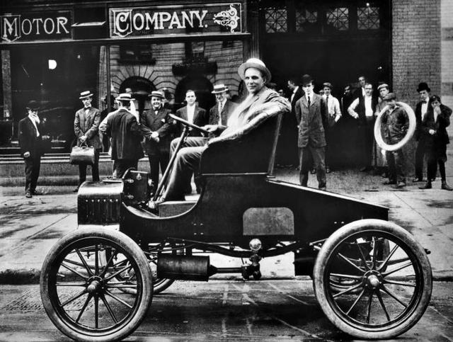 A partir de 1908 Henry Ford comenzó a vender sus nuevos autos Modelo T, los primeros realmente accesibles a las masas. Con un precio que en aquel momento era de alrededor de US$ 500 (finalmente el precio bajó a cerca de US$ 200, unos US$ 5,000 en dólares 