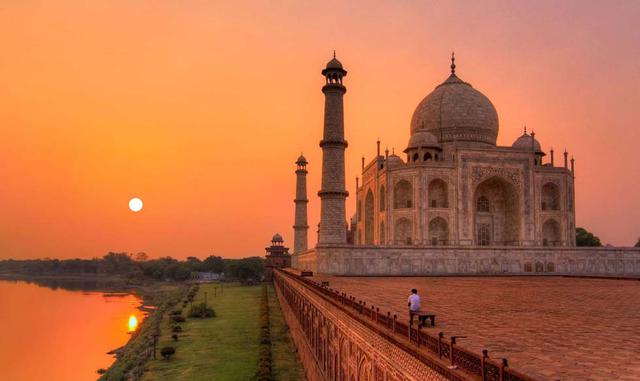 EL TAJ MAHAL, INDIA. ¿Sabías qué? Se estima que más de 20 mil personas trabajaron en la construcción del Taj Mahal, entre obreros y arquitectos. 