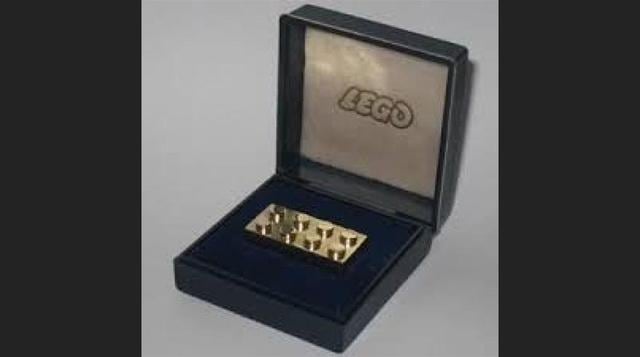 Durante los años 70, LEGO le regaló a cada uno de sus empleados, un ladrillo de oro, por haber servido a la empresa durante 25 años. Y vale mas de US$ 50,000.