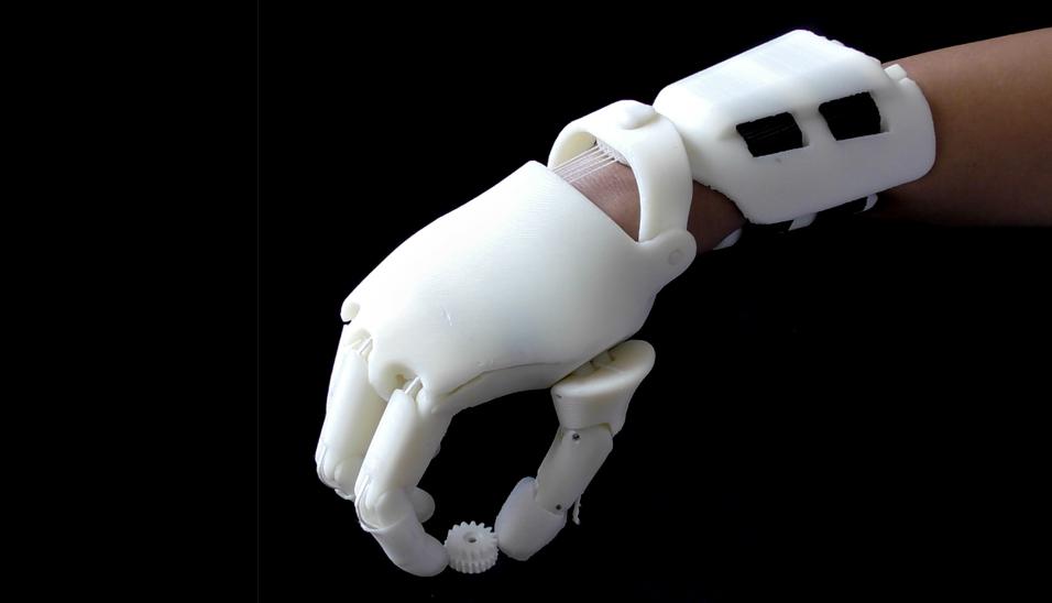 FOTO 1 | "Dando una Mano" : Prótesis 3D de bajo costo. Ha sido ganador de "Ideas audaces"(Concytec) 2016, respaldado por el programa internacional (YLAI) EEUU-2017, y por el programa Líderes en Innovación (LIF) Reino Unido - 2018.