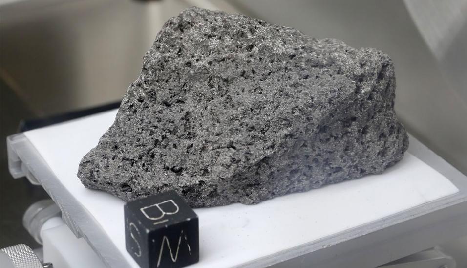 FOTO 1 | muestras de roca lunar selladas desde las misiones Apolo
Recolectada durante la misión Apolo 17, una roca basáltica de 3,5 millones de años de antigüedad conocida como "Los niños del mundo " o "La muestra de buena voluntad" forma parte de la muestra del laboratorio lunar del Centro Espacial Johnson, en Houston, el lunes 17 de junio de 2019. Fue usada para preparar muestras que serían regaladas a todos los países de la Tierra (Foto: Michael Wyke/AP).
