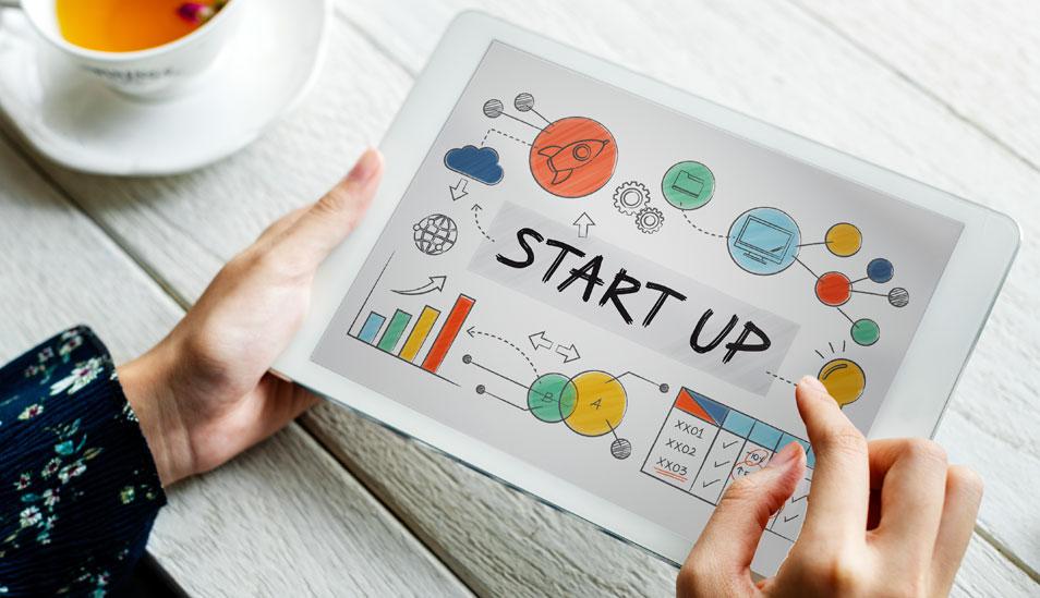 FOTO 1 | 1. Encuentra un problema que resolver
Algo importante en lo que debes pensar al iniciar una nueva empresa es detectar y resolver problemas. Estos los descubrir observando al mercado y comprendiendo las necesidades y deseos reales de las personas.

Mi recomendación es que te enfoques en aquel mercado objetivo, sector o industria con el que tienes alguna afinidad o que hayas colaborado anteriormente y en el que tengas algo de experiencia. Esto te reducirá el tiempo de adopción o inmersión al mercado y así aprovecharás tus conocimientos previos para ganar tiempo. (Foto: Freepik)