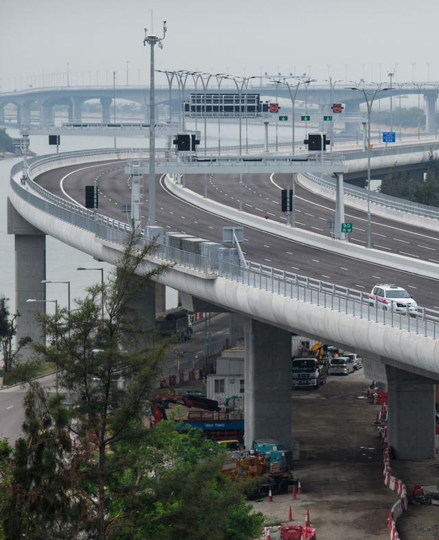 En la construcción de este puente se han tenido que levantar gigantescos pilares para que puedan navegar los barcos por debajo, dos islas artificiales y 6.7 kilómetros de túneles submarinos. (Foto: AFP)