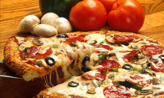 Domino’s Pizza reingresa hoy al mercado peruano tras año y medio de ausencia. El gerente general de su nuevo operador DPP Corp, José Luis Camino, señaló que deberán tener la capacidad de operar food trucks (camiones de comida) o incluso pequeños puntos de