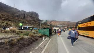 Carretera central: pasajeros varados por más de 10 horas por bloqueo de vía