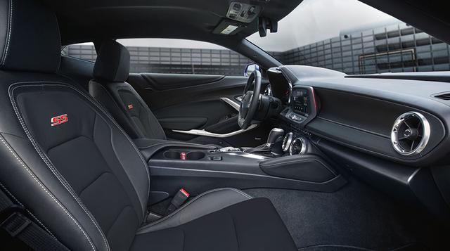 El Camaro Fifty cuenta con una nueva parrilla delantera, aros de 20 pulgadas, el logotipo de aniversario, insignias alusivas a lo 50 años en el interior del vehículo, y bordados de aniversario en el asiento. (Foto: Chevrolet)