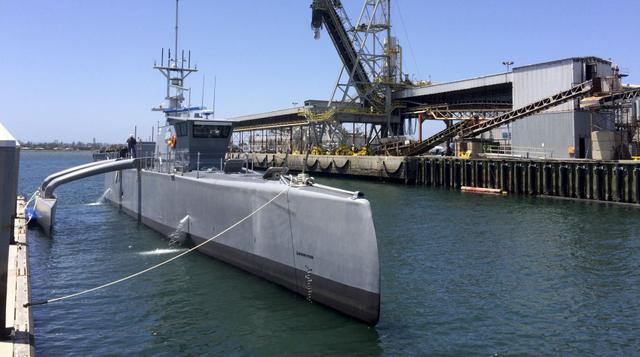 El Pentágono exhibió el barco experimental autónomo más grande construido hasta ahora: una nave de 40 metros (132 pies), capaz de recorrer 10,000 millas náuticas (18,520 km) por sí sola en busca de submarinos y minas submarinas. (Foto: AP)