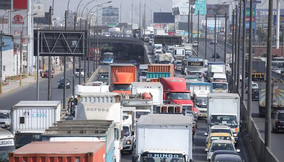 En la mañana del presente jueves se registró congestionamiento vehicular tras las ejecución de extensión del plan de desvío vehicular por obras del Metropolitano. (Foto referencial: GEC)