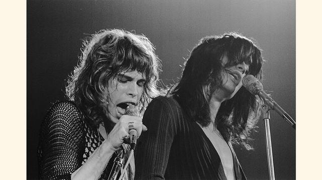 3.   Tras firmar con Columbia Records, Aerosmith alcanzaría fama internacional con su tercer disco: Toys in the Attic (1975).