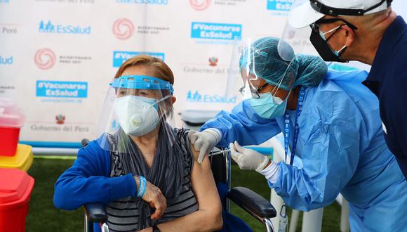 Personal de Sisol continuará apoyando en jornada de vacunación contra el COVID-19, dirigida a adultos mayores de 70 años. (Foto: GEC)