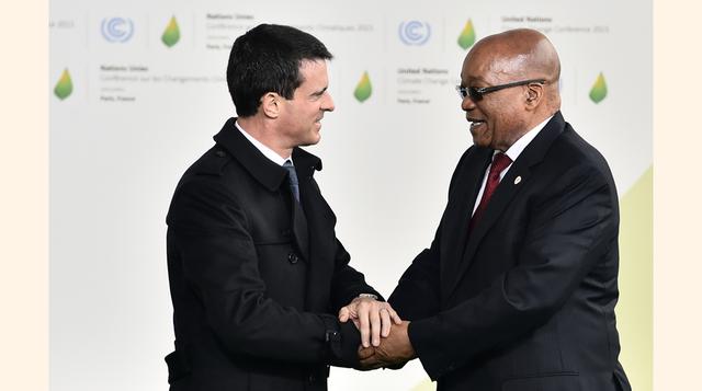 El presidente de Sud Africa Jacob Zuma, (derecha) se saluda con el Primer ministro de Francia, Manuel Valls, a su llegada a la COP21, en las afueras de París. (Foto: AP)
