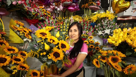 A pocos días de celebrar el Año Nuevo 2023, los girasoles es lo más vendido en el  mercado de flores del Rímac. Foto: Lenin Tadeo / @photo.gec