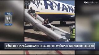 España: Evacuación de emergencia tras explotar un móvil en un avión de Ryanair