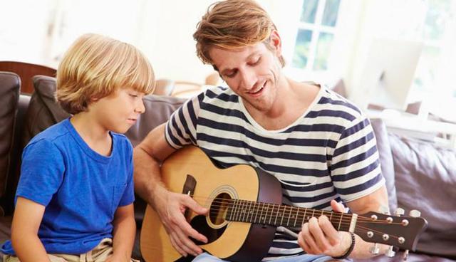 FOTO 7 | 7. Dar clases de música. Si tienes buen manejo de algún instrumento, puedes obtener ingresos extra con enseñanza múltiple o clases en particular como cuerdas o instrumentos de viento. Comienza a dar lecciones a las personas para hacer crecer tu negocio y obtener un nombre en la comunidad.
A medida en te ganes la confianza de las personas que te rodean podrás pasar a tener de uno o dos alumnos a un grupo. Ten en cuenta que las escuelas públicas están reduciendo constantemente su compromiso con las clases de arte y música. Esto te da la oportunidad de trabajar con estudiantes y hacer crecer tu negocio.